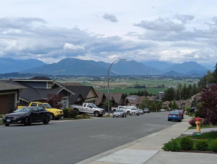 Villa Mountain Retreat With Views, Hot Tub, Games & Ac à Chilliwack Extérieur photo