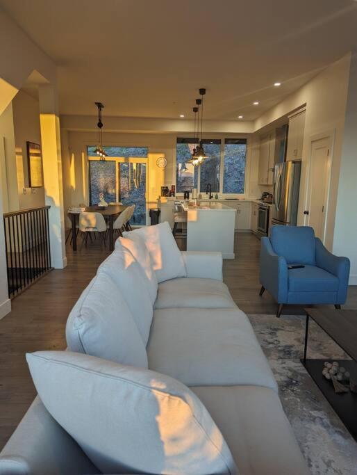 Villa Mountain Retreat With Views, Hot Tub, Games & Ac à Chilliwack Extérieur photo