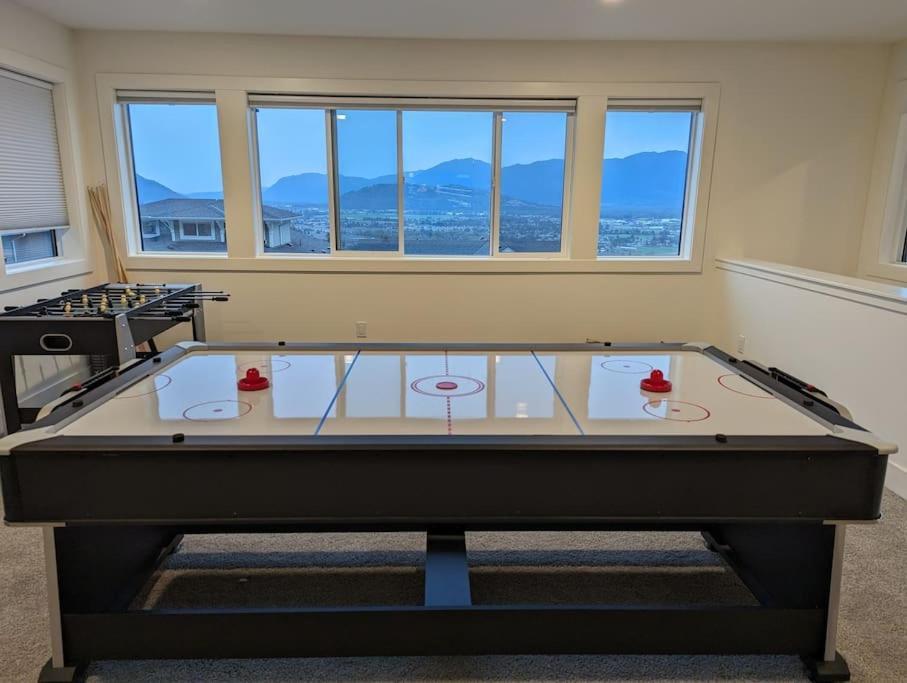 Villa Mountain Retreat With Views, Hot Tub, Games & Ac à Chilliwack Extérieur photo
