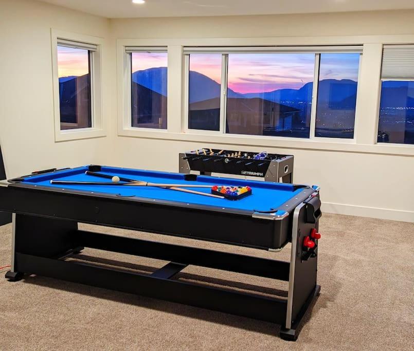 Villa Mountain Retreat With Views, Hot Tub, Games & Ac à Chilliwack Extérieur photo