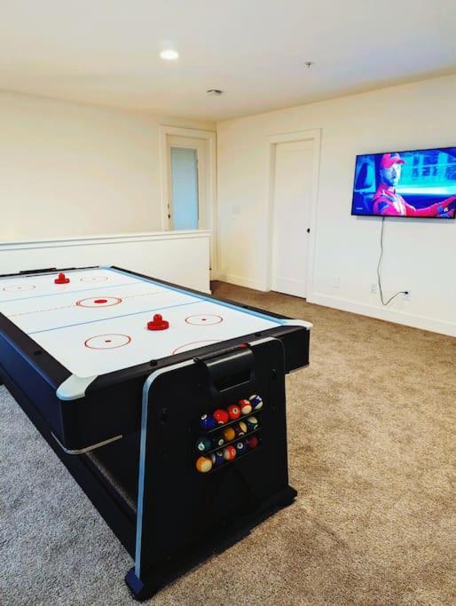 Villa Mountain Retreat With Views, Hot Tub, Games & Ac à Chilliwack Extérieur photo