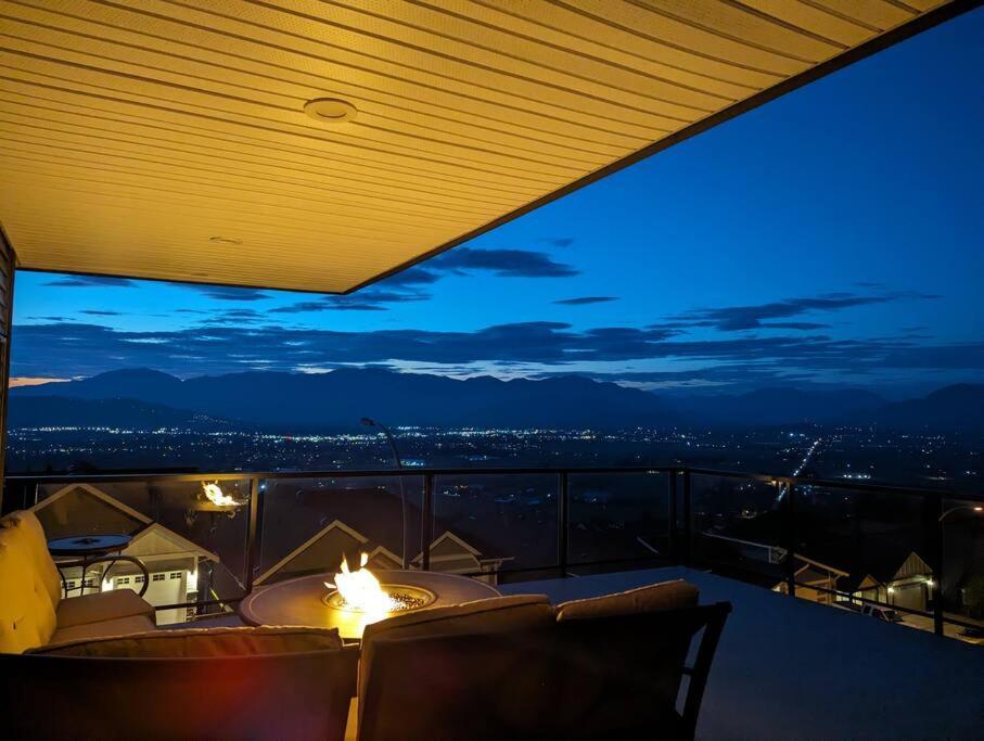 Villa Mountain Retreat With Views, Hot Tub, Games & Ac à Chilliwack Extérieur photo
