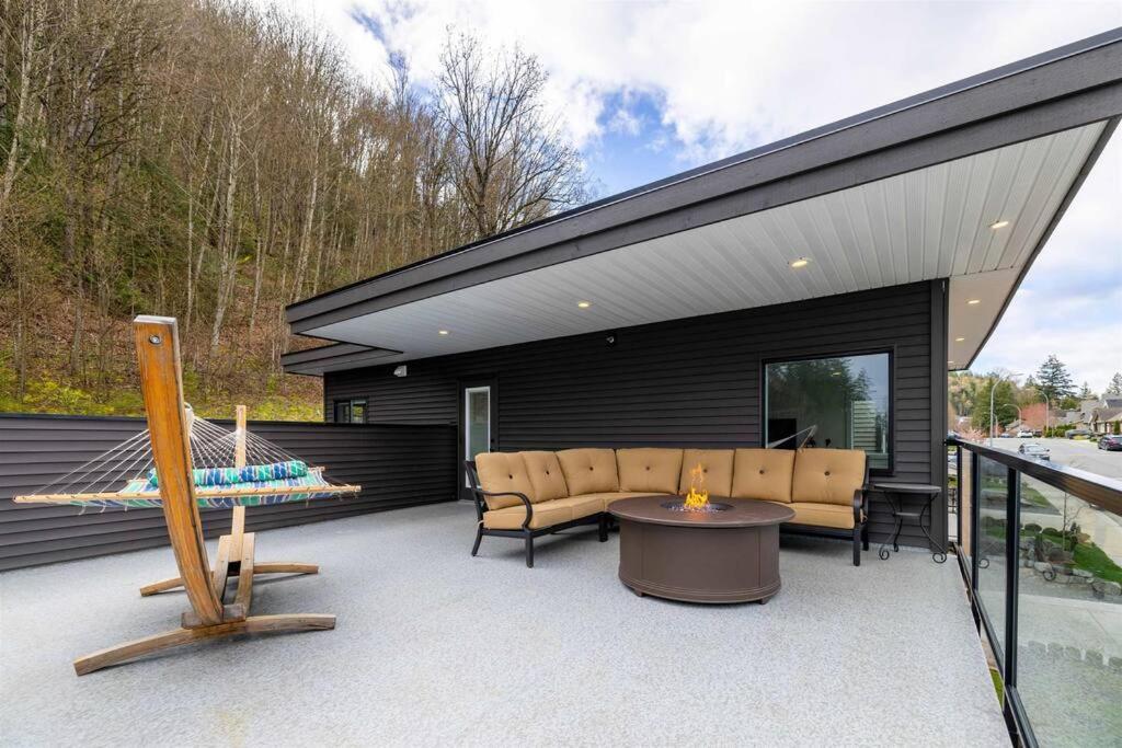 Villa Mountain Retreat With Views, Hot Tub, Games & Ac à Chilliwack Extérieur photo