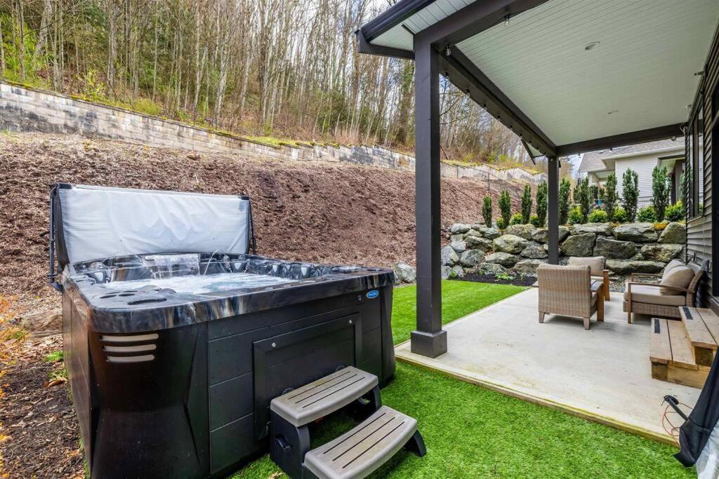 Villa Mountain Retreat With Views, Hot Tub, Games & Ac à Chilliwack Extérieur photo