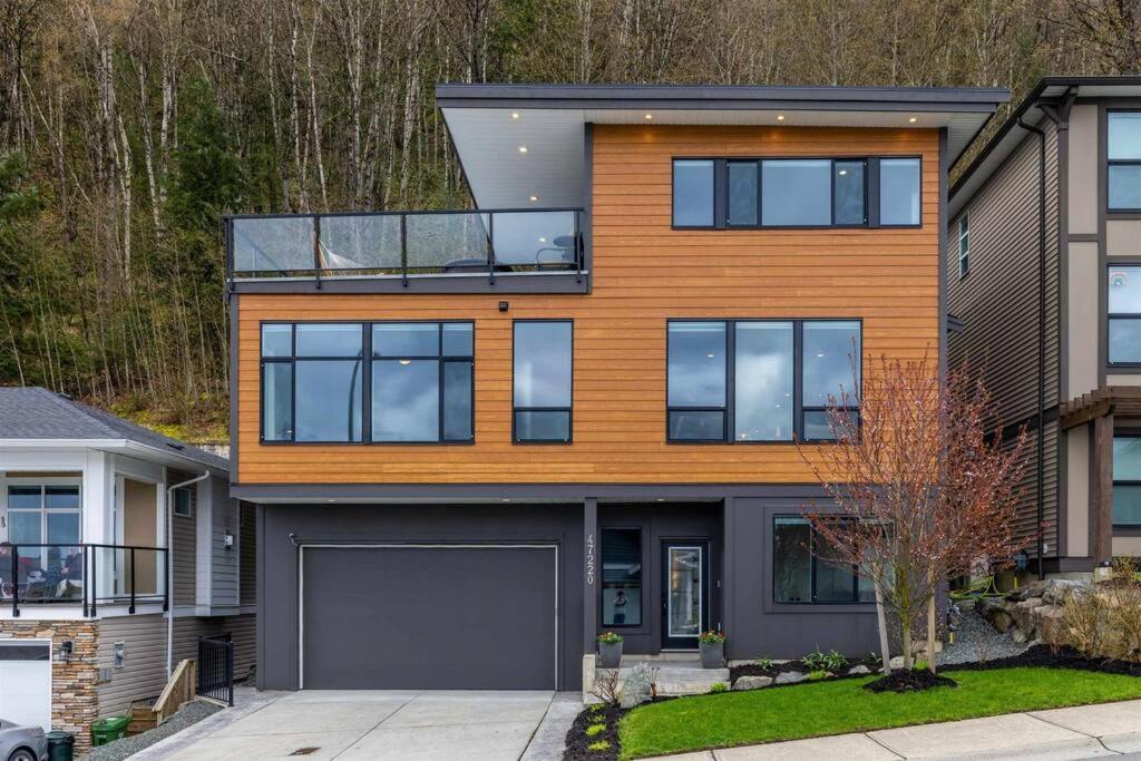 Villa Mountain Retreat With Views, Hot Tub, Games & Ac à Chilliwack Extérieur photo