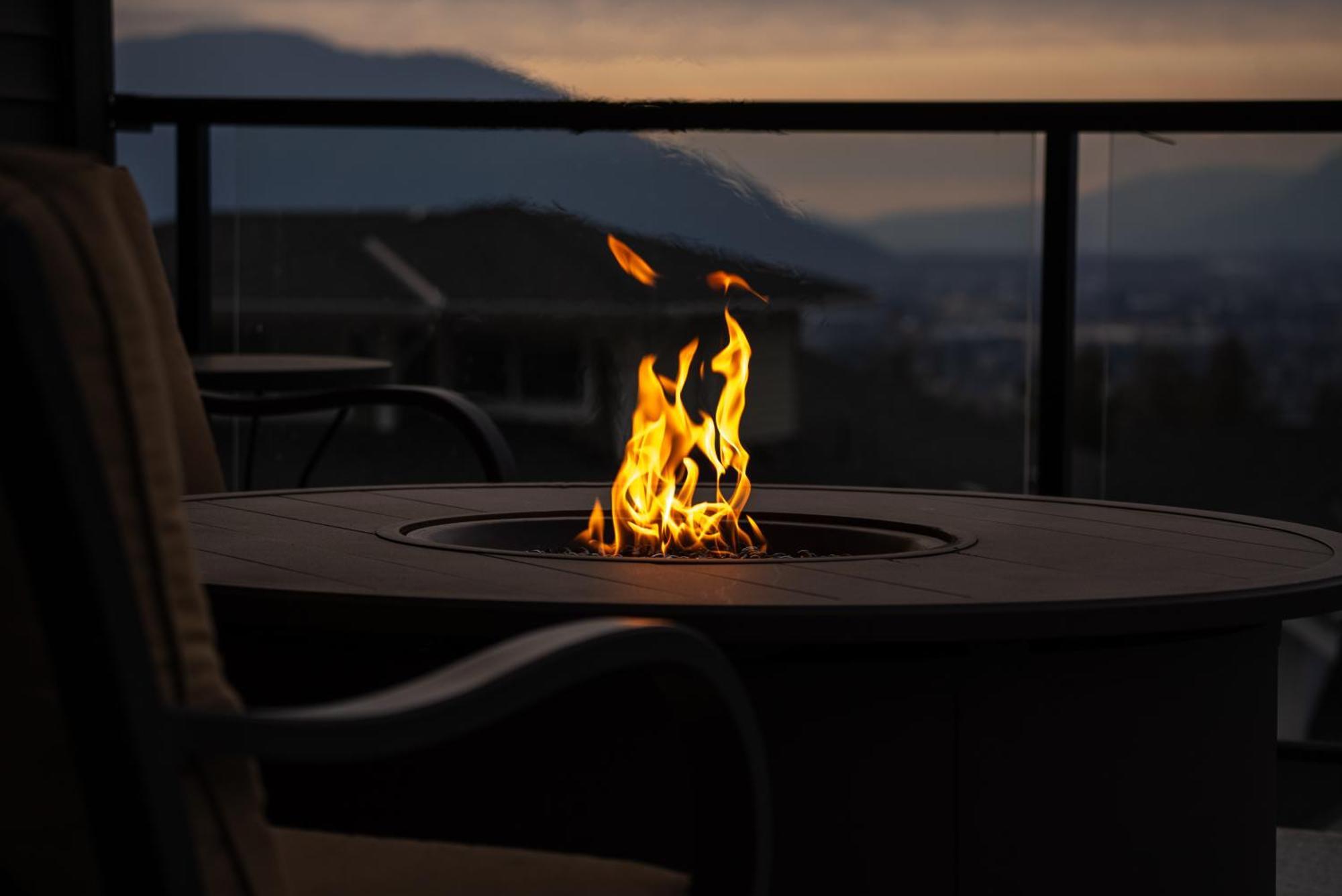 Villa Mountain Retreat With Views, Hot Tub, Games & Ac à Chilliwack Extérieur photo